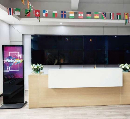 Recepcija · totem + videostena